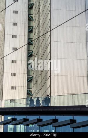 Tetto accessibile con sedia a rotelle dell'ingresso del parcheggio presso il Dreischeibenhaus, in Gustav-Gruendgens-Platz, Duesseldorf, Renania settentrionale-Vestfalia, Germania accessibile Foto Stock