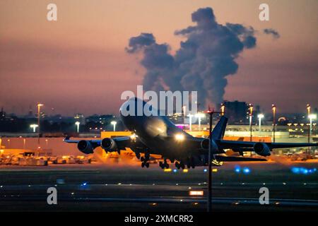 Boeing 747-400, versione cargo, della compagnia aerea charter moldava Terra Avia, decolla all'aeroporto di Colonia-Bonn, CGN, Runway 14L/32R, Colonia, Nord Foto Stock