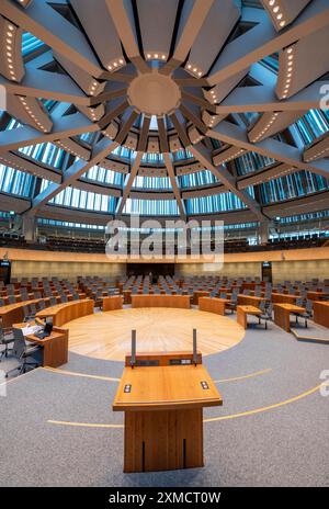 Leggio nella camera plenaria del parlamento di stato della Renania settentrionale-Vestfalia a Duesseldorf, Renania settentrionale-Vestfalia, Germania Foto Stock