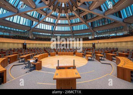Leggio nella camera plenaria del parlamento di stato della Renania settentrionale-Vestfalia a Duesseldorf, Renania settentrionale-Vestfalia, Germania Foto Stock