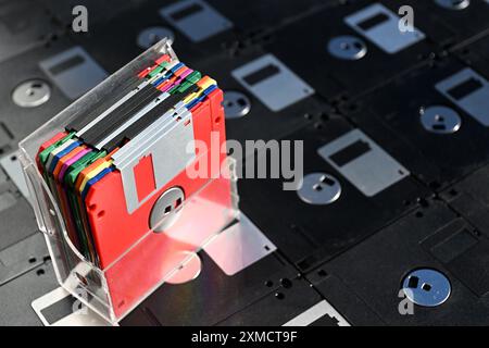 Floppy disk colorati vintage. Vecchie tecnologie. Messa a fuoco selettiva Foto Stock