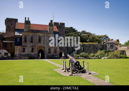 Il castello di Caldicott si crogiola al sole d'estate gallese Foto Stock