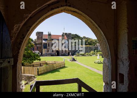 Il castello di Caldicott si crogiola al sole d'estate gallese Foto Stock