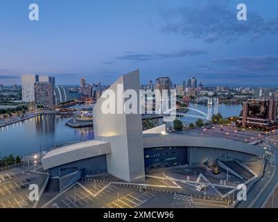 Manchester Inghilterra, Imperial War Museum North con Salford Quays sullo sfondo, città settentrionale del Regno Unito. Foto Stock