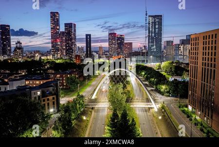 Skyline di Manchester e Hulme Arch vicino alla Manchester Metropolitan University. Vista aerea delle luci della città e del crepuscolo nell'Inghilterra settentrionale, Regno Unito Foto Stock