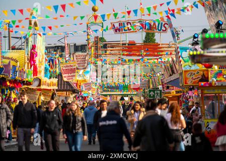 Giostre, bancarelle, alla fiera, al parco divertimenti, alla fiera primaverile, fiera di Pasqua, al Deutzer Werft, sul Reno a Colonia, Renania settentrionale-Vestfalia, Germania Foto Stock