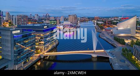 Manchester, Inghilterra vista Ariel di Salford Quays, lungomare, Imperial War Museum, BBC Studios, He Lowry. Skyline di Manchester, Old Trafford al crepuscolo Foto Stock