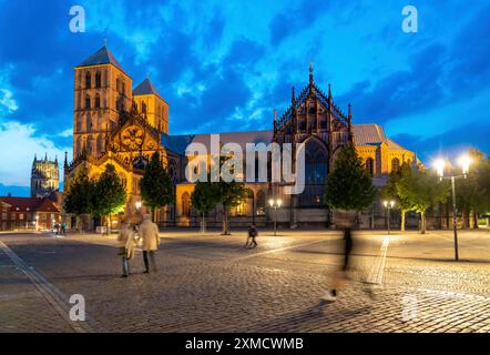 Centro storico, cattedrale di San Paolo sulla piazza del mercato, cattedrale romanica medievale, torre della Liebfrauen-Ueberwasserkirche nel Foto Stock