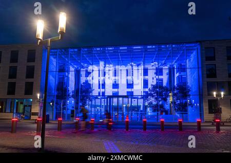 Centro storico, edificio illuminato di blu del governo del distretto di Muenster, barriera illuminata, dissuasori, a Muenster, Renania settentrionale-Vestfalia Foto Stock