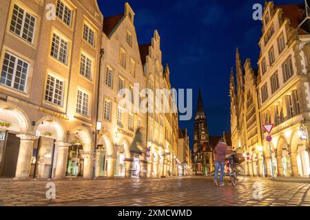 Centro storico, Prinzipalmarkt, case a spioventi, Chiesa di S. Lamberti, a Muenster, Renania settentrionale-Vestfalia, Germania Foto Stock