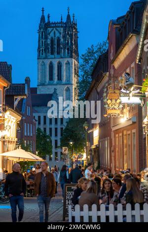 Centro storico, Kuhviertel, quartiere dei pub, Kreuzstrasse, torre della Liebfrauen-Ueberwasserkirche, a Muenster, Renania settentrionale-Vestfalia, Germania Foto Stock