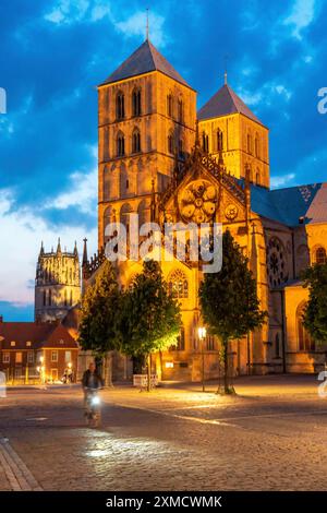 Centro storico, cattedrale di San Paolo sulla piazza del mercato, cattedrale romanica medievale, torre della Liebfrauen-Ueberwasserkirche nel Foto Stock