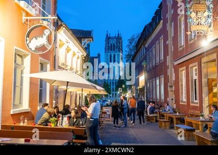 Centro storico, Kuhviertel, quartiere dei pub, Kreuzstrasse, torre della Liebfrauen-Ueberwasserkirche, a Muenster, Renania settentrionale-Vestfalia, Germania Foto Stock