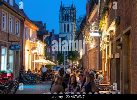 Centro storico, Kuhviertel, quartiere dei pub, Kreuzstrasse, torre della Liebfrauen-Ueberwasserkirche, a Muenster, Renania settentrionale-Vestfalia, Germania Foto Stock