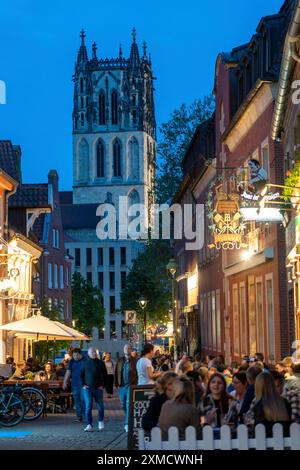 Centro storico, Kuhviertel, quartiere dei pub, Kreuzstrasse, torre della Liebfrauen-Ueberwasserkirche, a Muenster, Renania settentrionale-Vestfalia, Germania Foto Stock