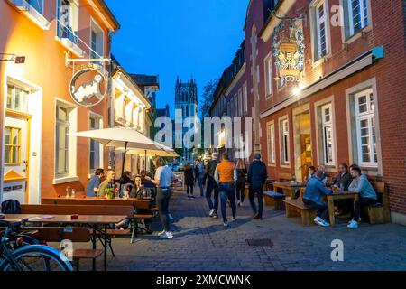 Centro storico, Kuhviertel, quartiere dei pub, Kreuzstrasse, torre della Liebfrauen-Ueberwasserkirche, a Muenster, Renania settentrionale-Vestfalia, Germania Foto Stock