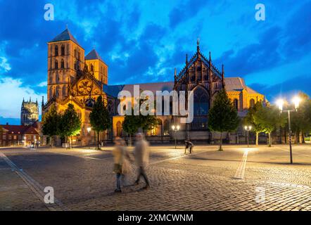 Centro storico, cattedrale di San Paolo sulla piazza del mercato, cattedrale romanica medievale, torre della Liebfrauen-Ueberwasserkirche nel Foto Stock