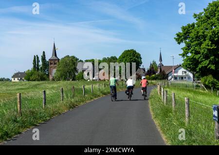 Prato del Reno tra Wesel e Bislich, basso Reno, pista ciclabile sulla diga del Reno, chiesa di San Giovanni, nel villaggio di Bislich, nord Foto Stock