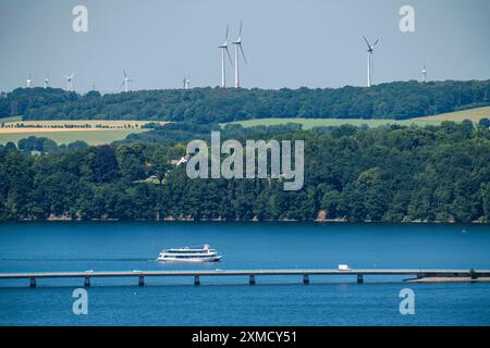 Lago Moehne, bacino idrico nella Sauerland settentrionale, sponda nord-occidentale, ponte Delecker, barca per escursioni, Renania settentrionale-Vestfalia, Germania Foto Stock