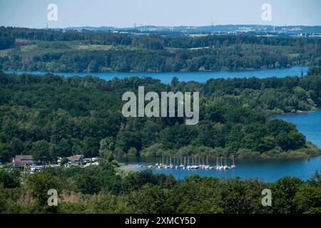 Lago Moehne, bacino idrico nella parte settentrionale del Sauerland, baia sulla riva meridionale con un piccolo porto di navigazione, Renania settentrionale-Vestfalia, Germania Foto Stock