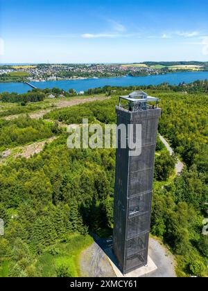 Lago Moehnesee, bacino idrico nella parte settentrionale del Sauerland, vista dalla torre Moehnesee, torre di osservazione sulla riva meridionale, Renania settentrionale-Vestfalia Foto Stock