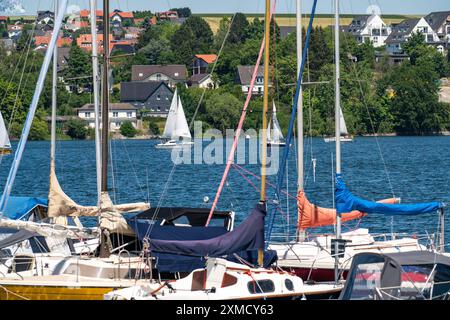 Lago Moehne, diga nella Sauerland settentrionale, barche a vela, porticciolo sulla costa meridionale, Renania settentrionale-Vestfalia, Germania Foto Stock