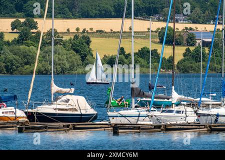 Lago Moehne, diga nella Sauerland settentrionale, barche a vela, porticciolo sulla costa meridionale, Renania settentrionale-Vestfalia, Germania Foto Stock