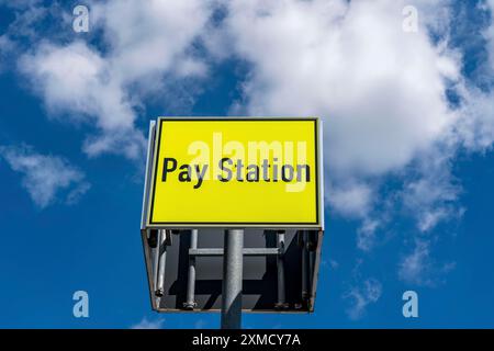 Cartello stazione di pagamento, stazione di pagamento automatica, in un parcheggio, immagine simbolica Foto Stock