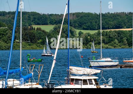 Lago Moehne, diga nella Sauerland settentrionale, barche a vela, porticciolo sulla costa meridionale, Renania settentrionale-Vestfalia, Germania Foto Stock