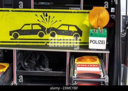 Auto di pattuglia della polizia autostradale, segnali di avvertimento, fari, luci di segnalazione Foto Stock