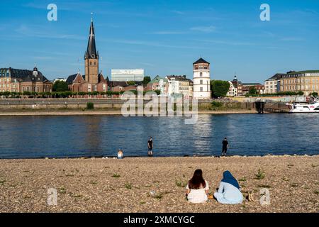 Reno vicino a Duesseldorf, acqua estremamente bassa, livello del Reno a 81 cm, tendenza a cadere, dopo una lunga siccità la riva sinistra del Reno cade asciutta, vicino Foto Stock