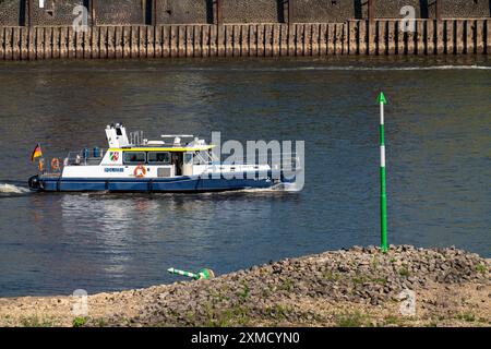 Nave della polizia d'acqua, WSP 2, che viaggia sul Reno vicino a Duesseldorf, Altstadtufer, con marea estremamente bassa nella Renania settentrionale-Vestfalia Foto Stock