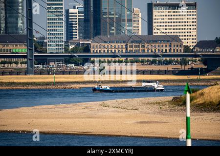 Reno a Duesseldorf, acque estremamente basse, livello del Reno a 47 cm, caduta, chiatta davanti allo skyline con il ponte Rheinkneibruecke, banchi di sabbia Foto Stock
