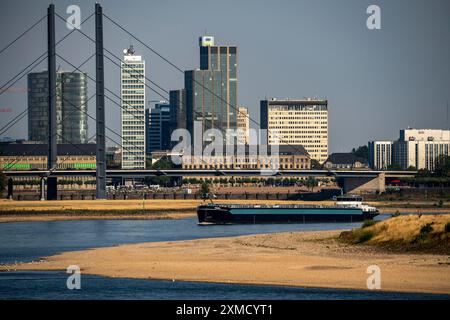 Reno a Duesseldorf, acque estremamente basse, livello del Reno a 47 cm, caduta, chiatta davanti allo skyline con il ponte Rheinkneibruecke, banchi di sabbia Foto Stock