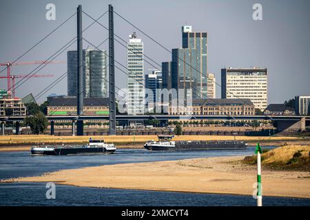 Reno a Duesseldorf, acque estremamente basse, livello del Reno a 47 cm, caduta, chiatta davanti allo skyline con il ponte Rheinkneibruecke, banchi di sabbia Foto Stock