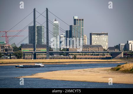 Reno a Duesseldorf, acque estremamente basse, livello del Reno a 47 cm, caduta, chiatta davanti allo skyline con il ponte Rheinkneibruecke, banchi di sabbia Foto Stock