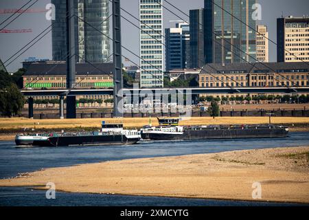 Reno a Duesseldorf, acque estremamente basse, livello del Reno a 47 cm, caduta, chiatta davanti allo skyline con il ponte Rheinkneibruecke, banchi di sabbia Foto Stock