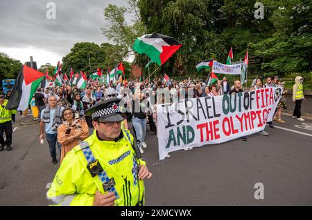 La manifestazione ProPalestine che chiedeva che Israele venisse espulso dalla FIFA e le Olimpiadi di Parigi si svolsero a Manchester, nel Regno Unito. La protesta palestinese contro la guerra di gaza a Manchester ha visto i manifestanti marciare da Platt Fields lungo Wilmslow Road verso l'Università. Immagine: Garyroberts/worldwidefeatures.com Foto Stock