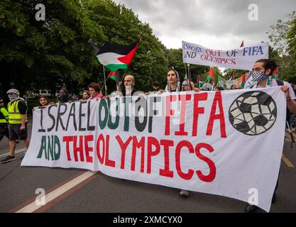 La manifestazione ProPalestine che chiedeva che Israele venisse espulso dalla FIFA e le Olimpiadi di Parigi si svolsero a Manchester, nel Regno Unito. La protesta palestinese contro la guerra di gaza a Manchester ha visto i manifestanti marciare da Platt Fields lungo Wilmslow Road verso l'Università. Immagine: Garyroberts/worldwidefeatures.com Foto Stock