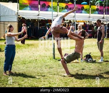 Malmesbury, Regno Unito. 27 luglio 2024. Frequentatori di festival acrobatici visti al Womad - World of Music, Arts and Dance 2024. Foto di Julie Edwards./Alamy Live News Foto Stock