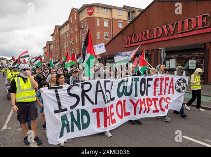 La manifestazione ProPalestine che chiedeva che Israele venisse espulso dalla FIFA e le Olimpiadi di Parigi si svolsero a Manchester, nel Regno Unito. La protesta palestinese contro la guerra di gaza a Manchester ha visto i manifestanti marciare da Platt Fields lungo Wilmslow Road verso l'Università. Immagine: Garyroberts/worldwidefeatures.com Foto Stock