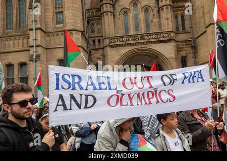 La manifestazione ProPalestine che chiedeva che Israele venisse espulso dalla FIFA e le Olimpiadi di Parigi si svolsero a Manchester, nel Regno Unito. La protesta palestinese contro la guerra di gaza a Manchester ha visto i manifestanti marciare da Platt Fields lungo Wilmslow Road verso l'Università. Immagine: Garyroberts/worldwidefeatures.com Foto Stock