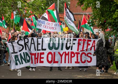 La manifestazione ProPalestine che chiedeva che Israele venisse espulso dalla FIFA e le Olimpiadi di Parigi si svolsero a Manchester, nel Regno Unito. La protesta palestinese contro la guerra di gaza a Manchester ha visto i manifestanti marciare da Platt Fields lungo Wilmslow Road fino all'Università.foto: Garyroberts/worldwidefeatures.com Foto Stock