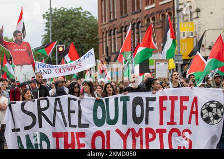 La manifestazione ProPalestine che chiedeva che Israele venisse espulso dalla FIFA e le Olimpiadi di Parigi si svolsero a Manchester, nel Regno Unito. La protesta palestinese contro la guerra di gaza a Manchester ha visto i manifestanti marciare da Platt Fields lungo Wilmslow Road fino all'Università.foto: Garyroberts/worldwidefeatures.com Foto Stock