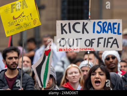 La manifestazione ProPalestine che chiedeva che Israele venisse espulso dalla FIFA e le Olimpiadi di Parigi si svolsero a Manchester, nel Regno Unito. La protesta palestinese contro la guerra di gaza a Manchester ha visto i manifestanti marciare da Platt Fields lungo Wilmslow Road fino all'Università.foto: Garyroberts/worldwidefeatures.com Foto Stock