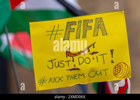 La manifestazione ProPalestine che chiedeva che Israele venisse espulso dalla FIFA e le Olimpiadi di Parigi si svolsero a Manchester, nel Regno Unito. La protesta palestinese contro la guerra di gaza a Manchester ha visto i manifestanti marciare da Platt Fields lungo Wilmslow Road fino all'Università.foto: Garyroberts/worldwidefeatures.com Foto Stock