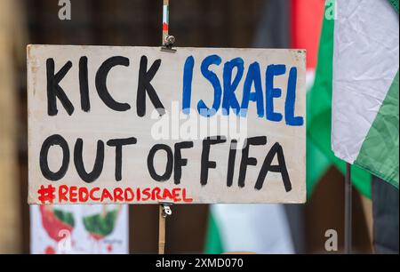 La manifestazione ProPalestine che chiedeva che Israele venisse espulso dalla FIFA e le Olimpiadi di Parigi si svolsero a Manchester, nel Regno Unito. La protesta palestinese contro la guerra di gaza a Manchester ha visto i manifestanti marciare da Platt Fields lungo Wilmslow Road fino all'Università.foto: Garyroberts/worldwidefeatures.com Foto Stock