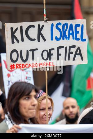 La manifestazione ProPalestine che chiedeva che Israele venisse espulso dalla FIFA e le Olimpiadi di Parigi si svolsero a Manchester, nel Regno Unito. La protesta palestinese contro la guerra di gaza a Manchester ha visto i manifestanti marciare da Platt Fields lungo Wilmslow Road fino all'Università.foto: Garyroberts/worldwidefeatures.com Foto Stock