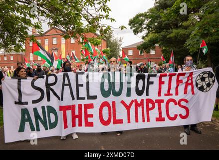 La manifestazione ProPalestine che chiedeva che Israele venisse espulso dalla FIFA e le Olimpiadi di Parigi si svolsero a Manchester, nel Regno Unito. La protesta palestinese contro la guerra di gaza a Manchester ha visto i manifestanti marciare da Platt Fields lungo Wilmslow Road verso l'Università. Immagine: Garyroberts/worldwidefeatures.com Foto Stock