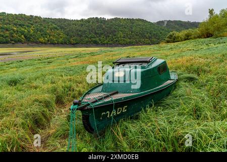 L'Edersee, vicino a Waldeck, il terzo bacino idrico più grande della Germania, ha attualmente solo poco meno del 13% del suo livello normale, il lago è stato l'ultimo a riempirsi Foto Stock